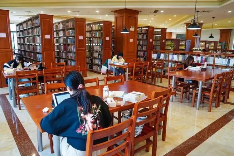 政治学理论期刊杂志：北大核心《俄罗斯东欧中亚研究》，双月