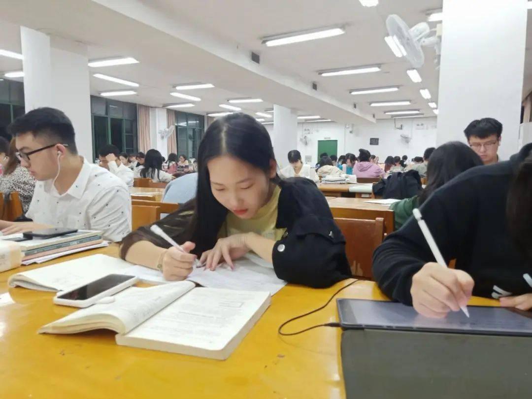 期刊发表攻略：自投VS中介，哪个更适合你？