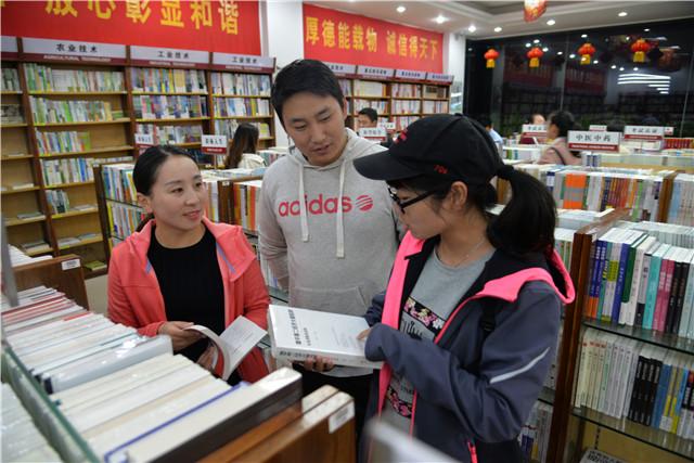 策划广告形象《公关世界》期刊杂志：正规性、栏目特色与读者价值