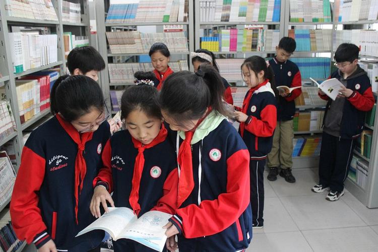 期刊杂志投稿论文发表周期全解析：影响因素、刊物类型及选刊