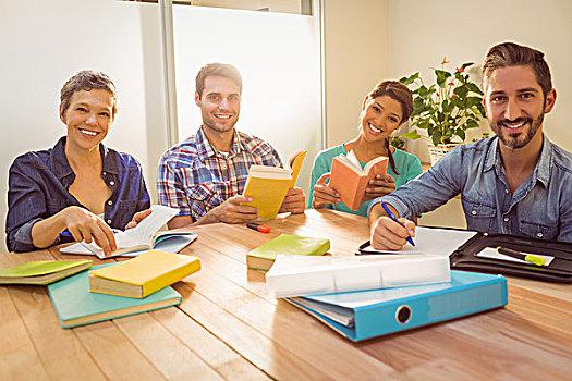 文学专业学术期刊杂志精选与论文发表投稿攻略：职称评审必备